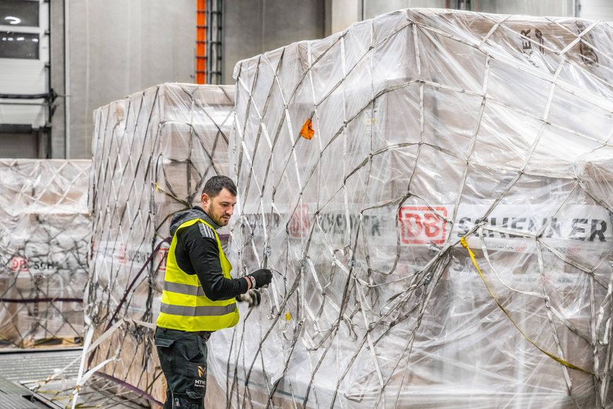 Air freight capacity at the push of a button: DB Schenker establishes digital connection to more than 50 airlines